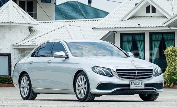 ซื้อ รถมือสอง Mercedes-Benz E-Classe เงิน รถยนต์ ใน %{เมือง} ใน กรุงเทพมหานคร