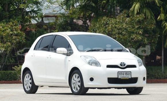 ซื้อ รถมือสอง Toyota Yaris ขาว รถยนต์ ใน %{เมือง} ใน กรุงเทพมหานคร