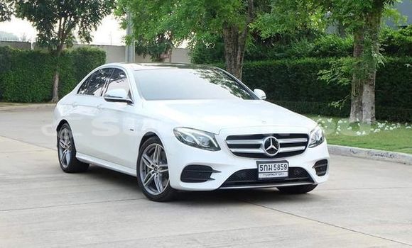 ซื้อ รถมือสอง Mercedes-Benz E-Classe ขาว รถยนต์ ใน %{เมือง} ใน กรุงเทพมหานคร ซื้อ รถมือสอง Mercedes-Benz E-Classe ขาว รถยนต์ ใน %{เมือง} ใน กรุงเทพมหานคร