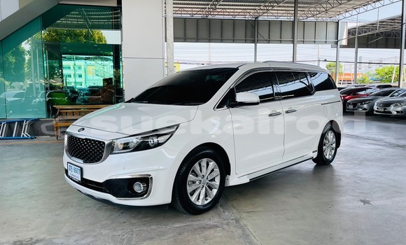 Buy Used Kia Carnival White Car in Bangkok in Bangkok