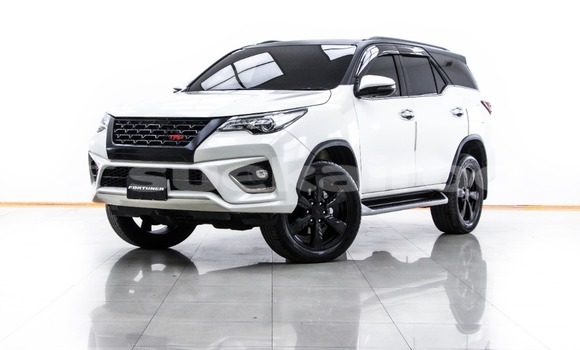 ซื้อ รถมือสอง Toyota Fortuner ขาว รถยนต์ ใน %{เมือง} ใน กรุงเทพมหานคร