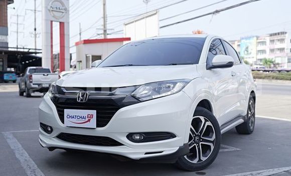 ซื้อ รถมือสอง Honda HR-V ขาว รถยนต์ ใน %{เมือง} ใน กรุงเทพมหานคร