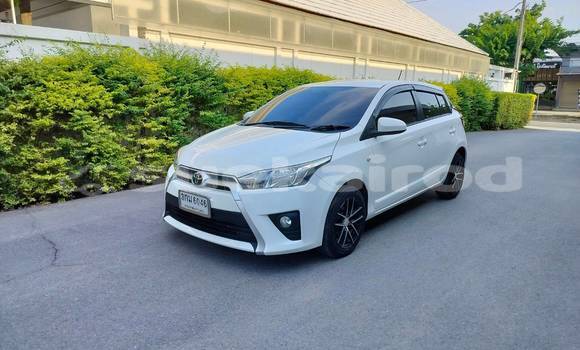 ซื้อ รถมือสอง Toyota Yaris ขาว รถยนต์ ใน %{เมือง} ใน กรุงเทพมหานคร