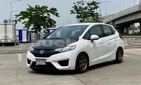 ซื้อ รถมือสอง Honda Jazz ขาว รถยนต์ ใน %{เมือง} ใน กรุงเทพมหานคร