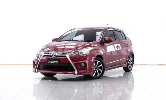 ซื้อ รถมือสอง Toyota Yaris สีแดง รถยนต์ ใน %{เมือง} ใน กรุงเทพมหานคร