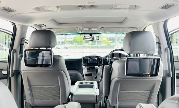 Buy Used Hyundai H1 White Car in Bangkok in Bangkok Buy Used Hyundai H1 White Car in Bangkok in Bangkok