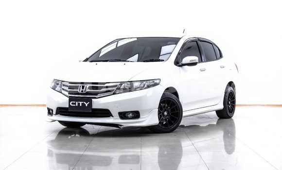 ซื้อ รถมือสอง Honda City ขาว รถยนต์ ใน %{เมือง} ใน กรุงเทพมหานคร