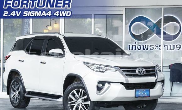 ซื้อ รถมือสอง Toyota Fortuner ขาว รถยนต์ ใน %{เมือง} ใน กรุงเทพมหานคร