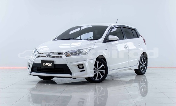 ซื้อ รถมือสอง Toyota Yaris ขาว รถยนต์ ใน %{เมือง} ใน กรุงเทพมหานคร