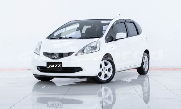 ซื้อ รถมือสอง Honda Jazz ขาว รถยนต์ ใน %{เมือง} ใน กรุงเทพมหานคร