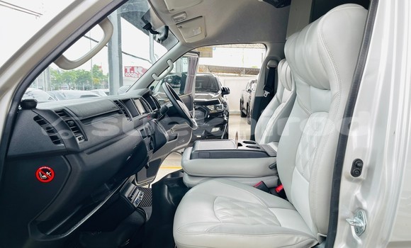 Buy Used Toyota Commuter Silver Car in Bangkok in Bangkok Buy Used Toyota Commuter Silver Car in Bangkok in Bangkok