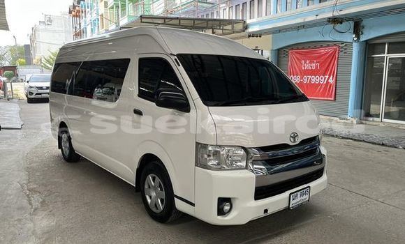 Buy Used Toyota Commuter White Car in Phra Nakhon Si Ayutthaya in Phra Nakhon Si Ayutthaya