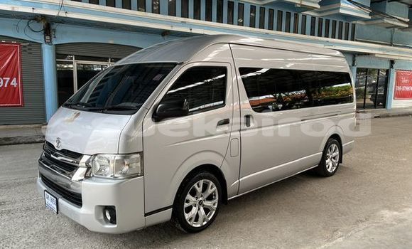 Buy Used Toyota Commuter Silver Car in Phra Nakhon Si Ayutthaya in Phra Nakhon Si Ayutthaya