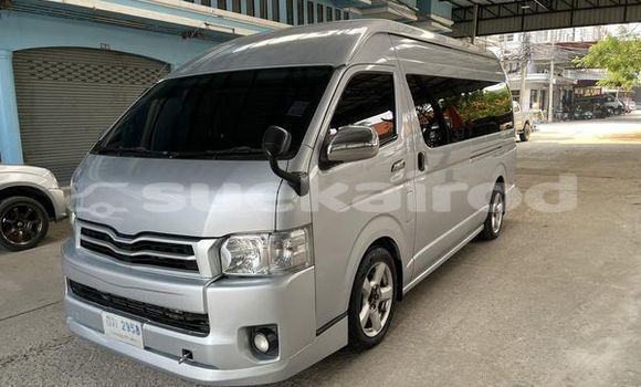Buy Used Toyota Commuter Silver Car in Phra Nakhon Si Ayutthaya in Phra Nakhon Si Ayutthaya
