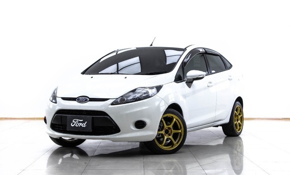 ซื้อ รถมือสอง Ford Fiesta ขาว รถยนต์ ใน %{เมือง} ใน กรุงเทพมหานคร