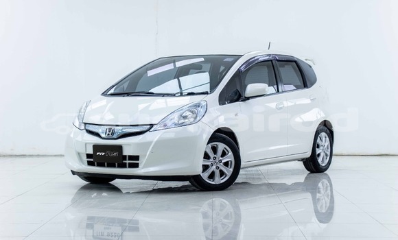 ซื้อ รถมือสอง Honda Jazz ขาว รถยนต์ ใน %{เมือง} ใน กรุงเทพมหานคร