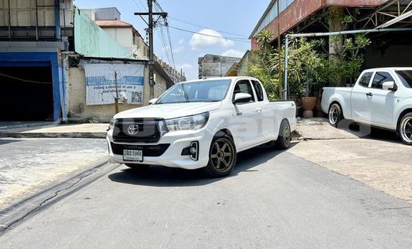 Buy Used Toyota Hiluxe Revo White Car in Bangkok in Bangkok