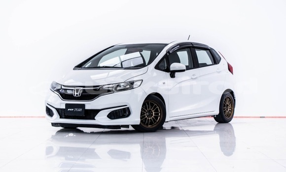 ซื้อ รถมือสอง Honda Jazz ขาว รถยนต์ ใน %{เมือง} ใน กรุงเทพมหานคร