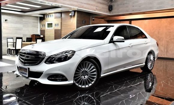 ซื้อ รถมือสอง Mercedes-Benz E200 ขาว รถยนต์ ใน %{เมือง} ใน กรุงเทพมหานคร