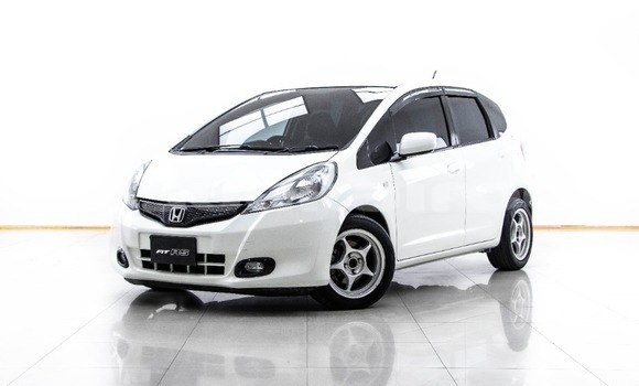 ซื้อ รถมือสอง Honda Jazz ขาว รถยนต์ ใน %{เมือง} ใน กรุงเทพมหานคร
