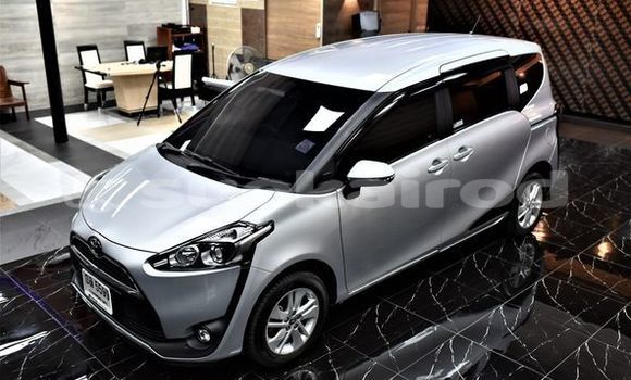 ซื้อ รถมือสอง Toyota Sienta เงิน รถยนต์ ใน %{เมือง} ใน กรุงเทพมหานคร
