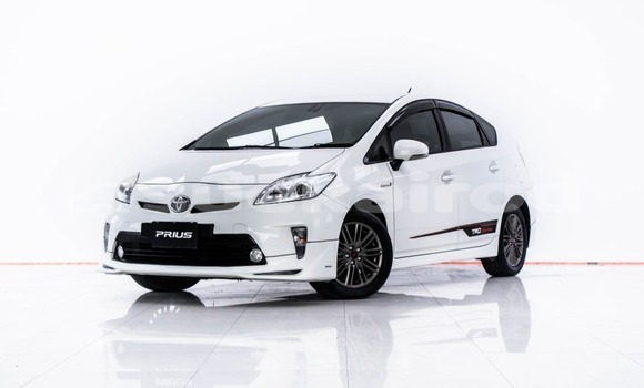 ซื้อ รถมือสอง Toyota Prius ขาว รถยนต์ ใน %{เมือง} ใน กรุงเทพมหานคร