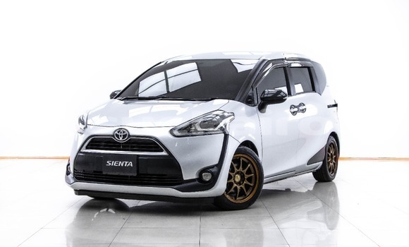 ซื้อ รถมือสอง Toyota Sienta อื่น ๆ รถยนต์ ใน %{เมือง} ใน กรุงเทพมหานคร