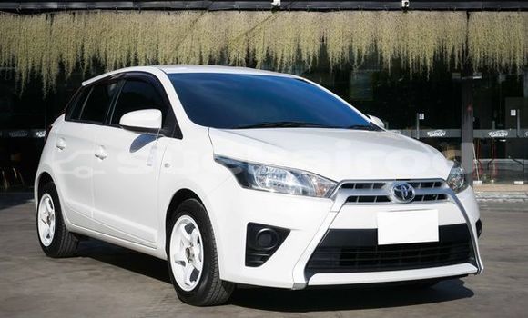 ซื้อ รถมือสอง Toyota Yaris ขาว รถยนต์ ใน %{เมือง} ใน กรุงเทพมหานคร