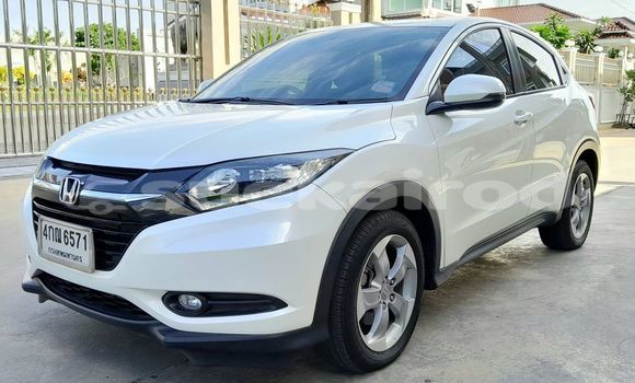ซื้อ รถมือสอง Honda HR-V ขาว รถยนต์ ใน %{เมือง} ใน กรุงเทพมหานคร