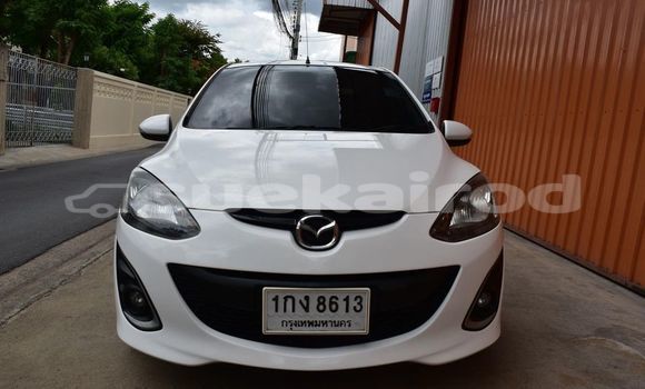 ซื้อ รถมือสอง Mazda 2 ขาว รถยนต์ ใน %{เมือง} ใน กรุงเทพมหานคร