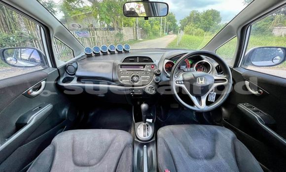 ซื้อ รถมือสอง Honda Jazz ขาว รถยนต์ ใน %{เมือง} ใน กรุงเทพมหานคร