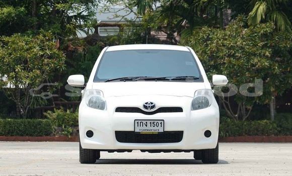 ซื้อ รถมือสอง Toyota Yaris ขาว รถยนต์ ใน %{เมือง} ใน กรุงเทพมหานคร