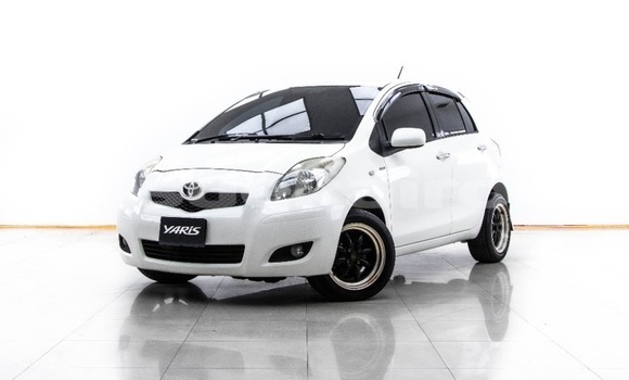 ซื้อ รถมือสอง Toyota Yaris ขาว รถยนต์ ใน %{เมือง} ใน กรุงเทพมหานคร