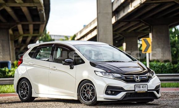 ซื้อ รถมือสอง Honda Jazz ขาว รถยนต์ ใน %{เมือง} ใน กรุงเทพมหานคร