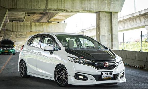 ซื้อ รถมือสอง Honda Jazz ขาว รถยนต์ ใน %{เมือง} ใน กรุงเทพมหานคร