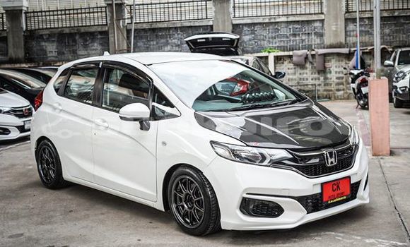 ซื้อ รถมือสอง Honda Jazz ขาว รถยนต์ ใน %{เมือง} ใน กรุงเทพมหานคร