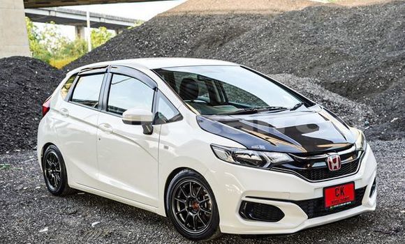 ซื้อ รถมือสอง Honda Jazz ขาว รถยนต์ ใน %{เมือง} ใน กรุงเทพมหานคร