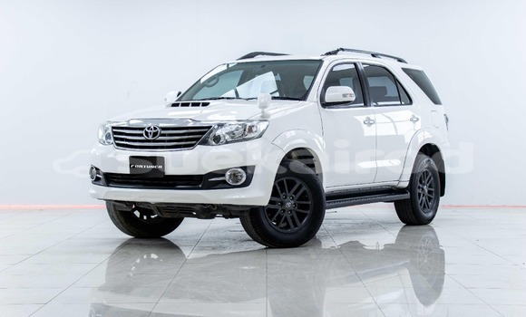 ซื้อ รถมือสอง Toyota Fortuner ขาว รถยนต์ ใน %{เมือง} ใน กรุงเทพมหานคร