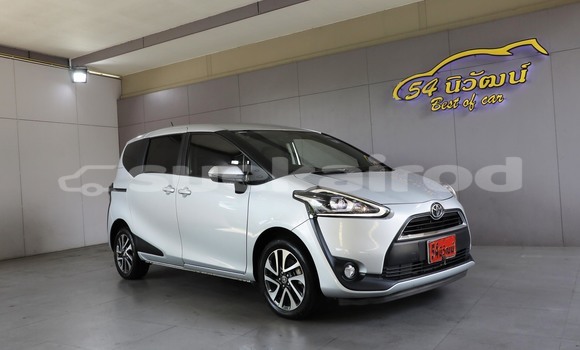 ซื้อ รถมือสอง Toyota Sienta เงิน รถยนต์ ใน %{เมือง} ใน กรุงเทพมหานคร