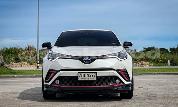 ซื้อ รถมือสอง Toyota C-HR ขาว รถยนต์ ใน %{เมือง} ใน กรุงเทพมหานคร