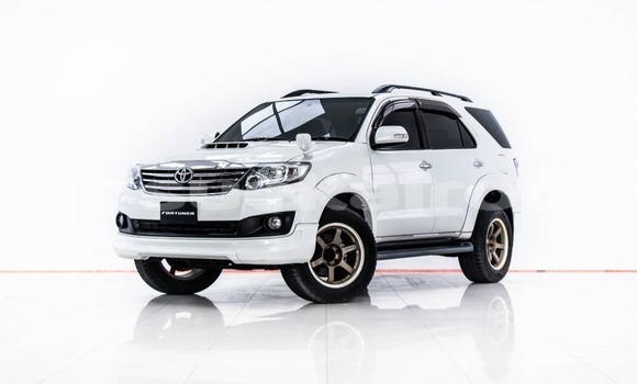 ซื้อ รถมือสอง Toyota Fortuner ขาว รถยนต์ ใน %{เมือง} ใน กรุงเทพมหานคร