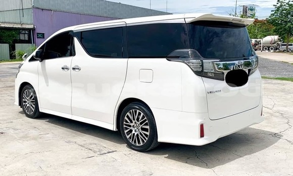 ซื้อ รถมือสอง Toyota Vellfire ขาว รถยนต์ ใน %{เมือง} ใน กรุงเทพมหานคร