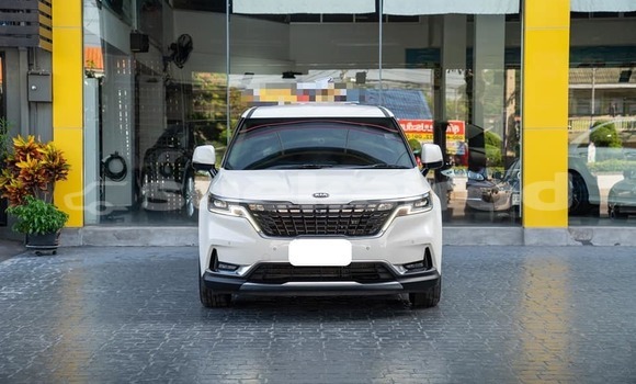Buy Used Kia Carnival White Car in Bangkok in Bangkok