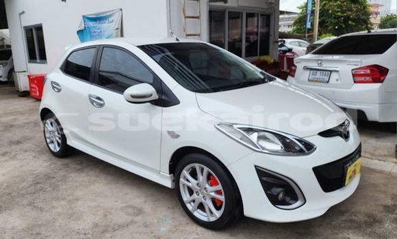 ซื้อ รถมือสอง Mazda Mazda 2 ขาว รถยนต์ ใน %{เมือง} ใน สุรินทร์