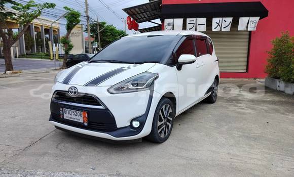 ซื้อ รถมือสอง Toyota Sienta ขาว รถยนต์ ใน %{เมือง} ใน กรุงเทพมหานคร