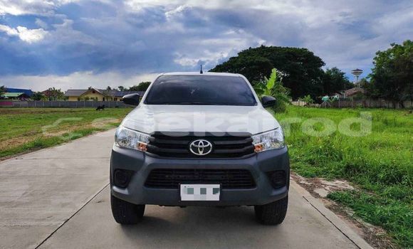 ซื้อ รถมือสอง Toyota Hilux ขาว รถยนต์ ใน %{เมือง} ใน อ่างทอง