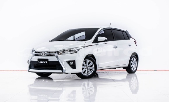 ซื้อ รถมือสอง Toyota Yaris ขาว รถยนต์ ใน %{เมือง} ใน กรุงเทพมหานคร