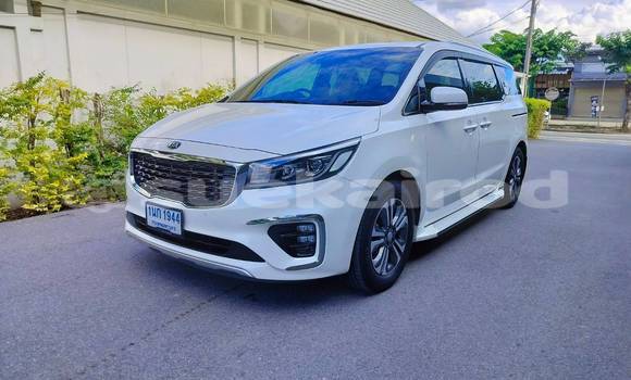 ซื้อ รถมือสอง Kia Carnival ขาว รถยนต์ ใน %{เมือง} ใน กรุงเทพมหานคร