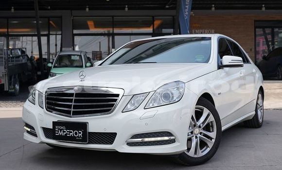 Buy Used Mercedes-Benz E-Classe White Car in Bangkok in Bangkok