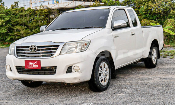 Buy Used Toyota Hiluxe VIGO White Car in Saraburi in Saraburi